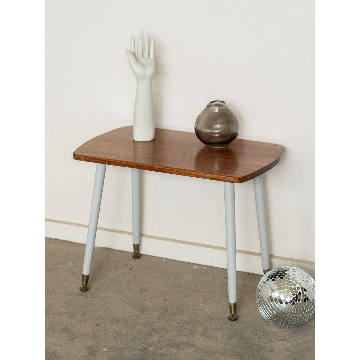 Petite table d'appoint années 60 Hanna N°1577 - Bon état bois foncé, DEBONGOUT