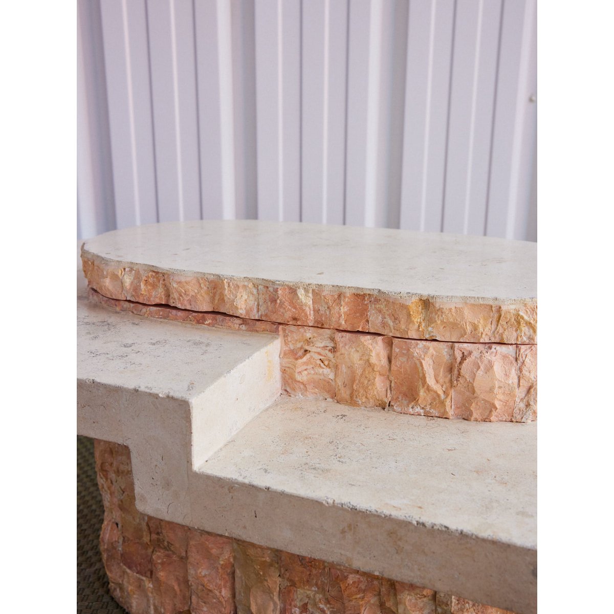 Table basse style travertin Donna N°1104 - Bon état blanc, DEBONGOUT