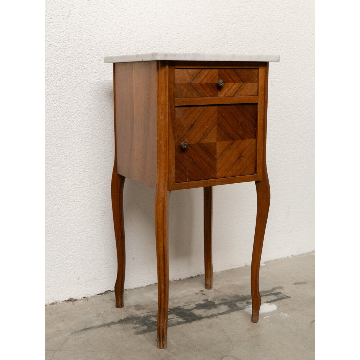 Table de chevet en bois et marbre blanc Odile N°1613 - Bon état bois foncé, DEBONGOUT