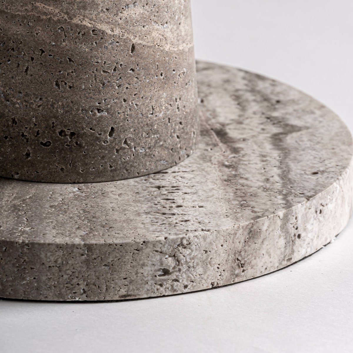 Table de bout en marbre contemporaine tons neutres veiné et argent mat, RECOLLECTION