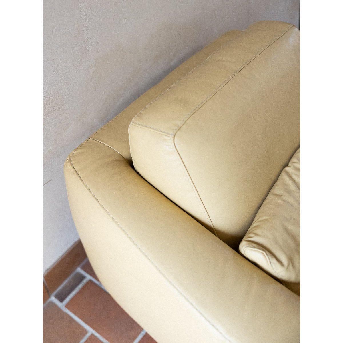 Fauteuil jaune beurre Jakob N°1327 - Bon état jaune, DEBONGOUT