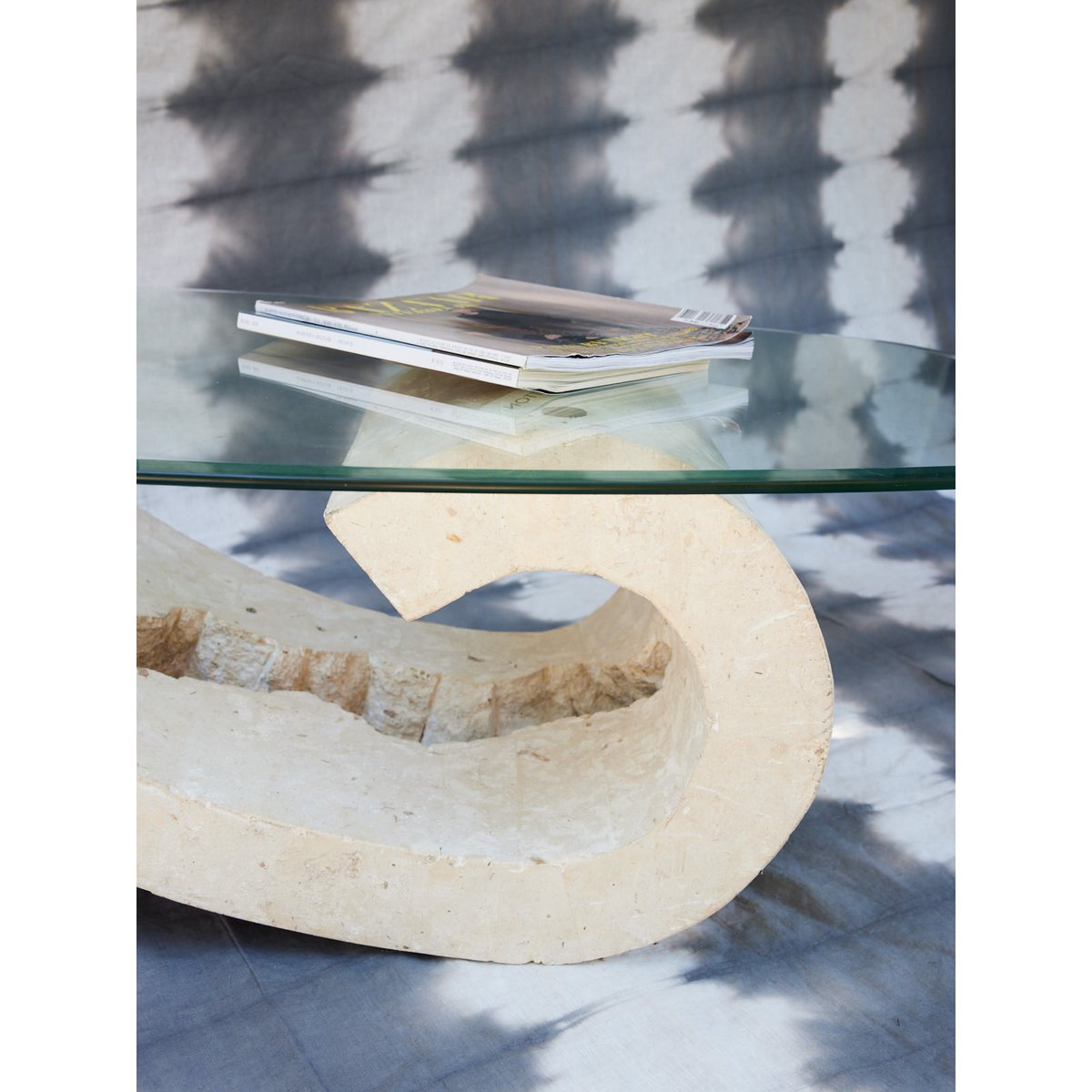 Table basse en travertin et verre Marie-Pierre N°84 - Bon état beige, DEBONGOUT
