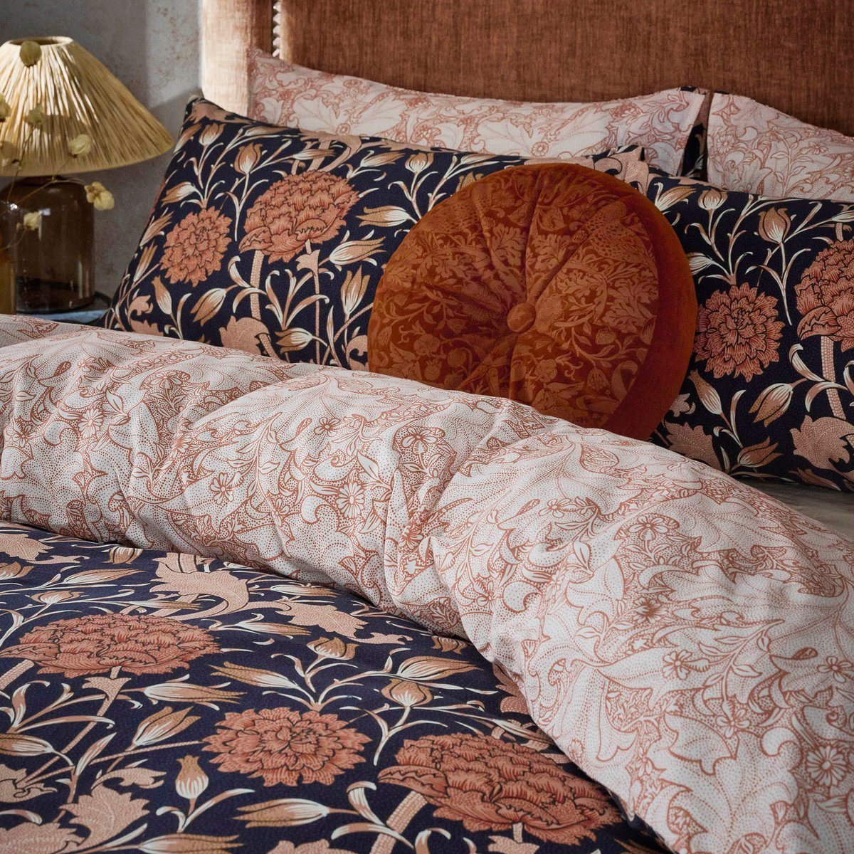 Parure de lit, housse de couette fleurie + 2 taies pour lit en 140 Pivoines et tulipes sauvages bleu, rose cuivré et orange safrané, WILLIAM MORRIS AT HOME