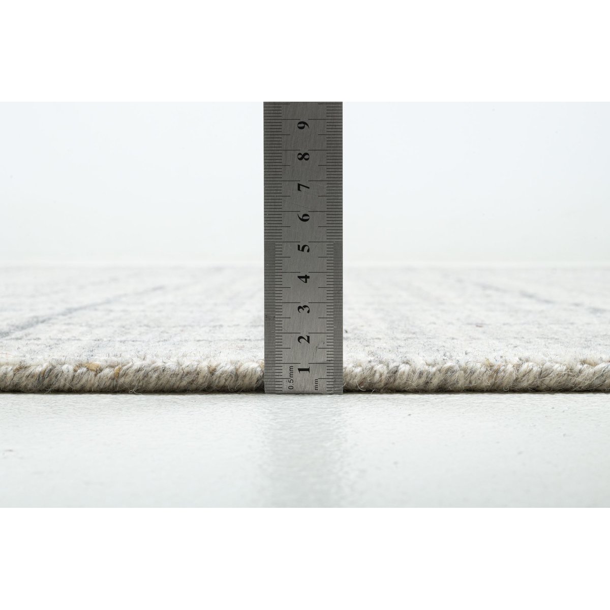 Tapis tissé main en laine vierge et polyester argent, THEKO