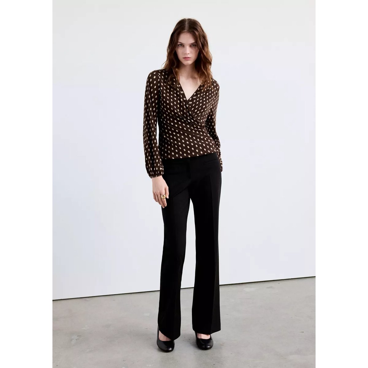 Blouse croisée pois marron, MANGO