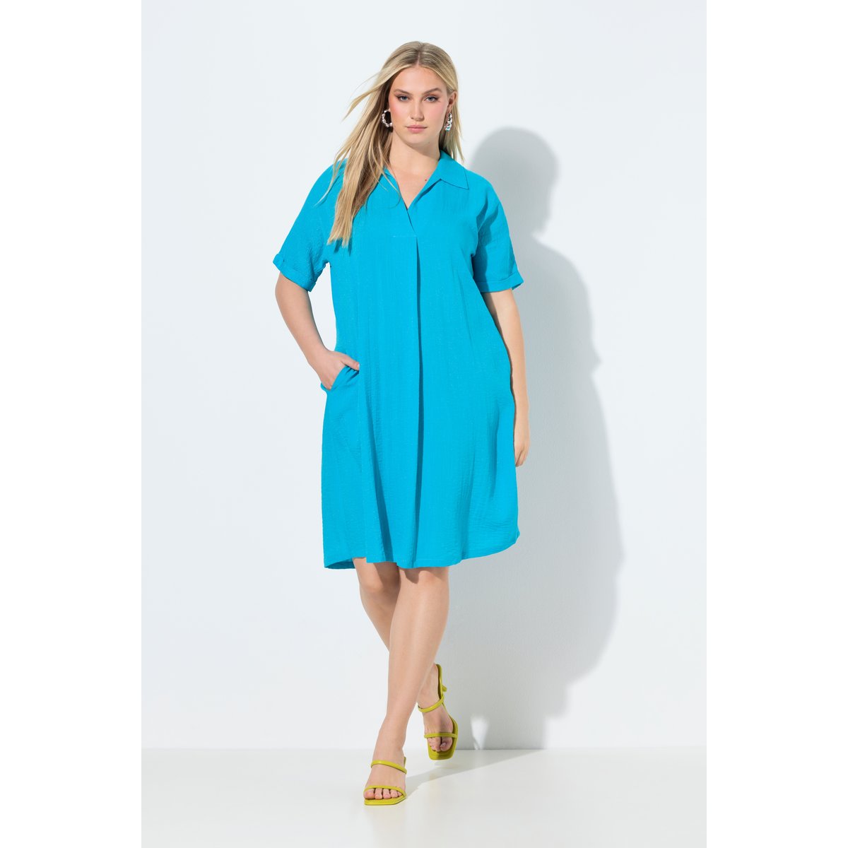 Robe courte oversized. Décolleté V et col aqua turquoise, ULLA POPKEN