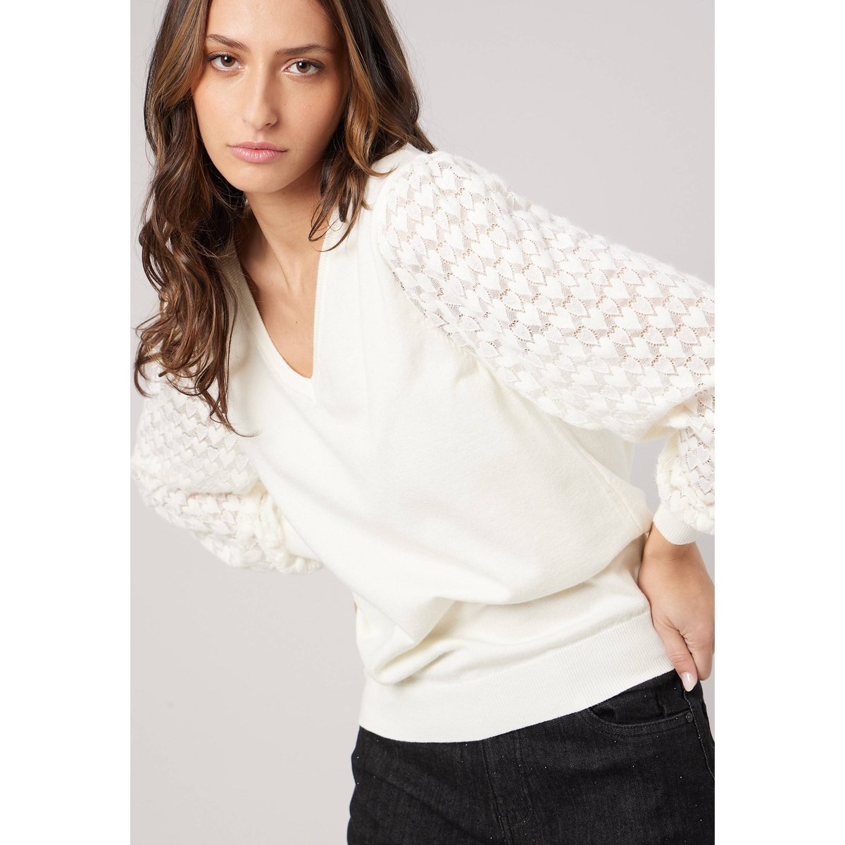 Pull femme col v manches ajourées AUDRINE off white, DEELUXE