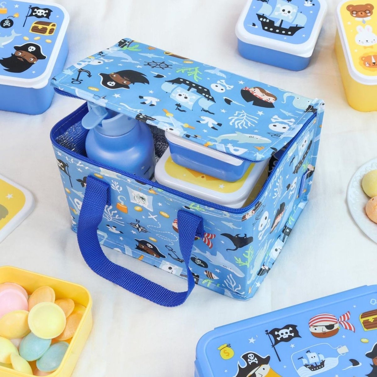 Sac repas isotherme enfant 5,5 L bleu pirates, A LITTLE LOVELY COMPANY