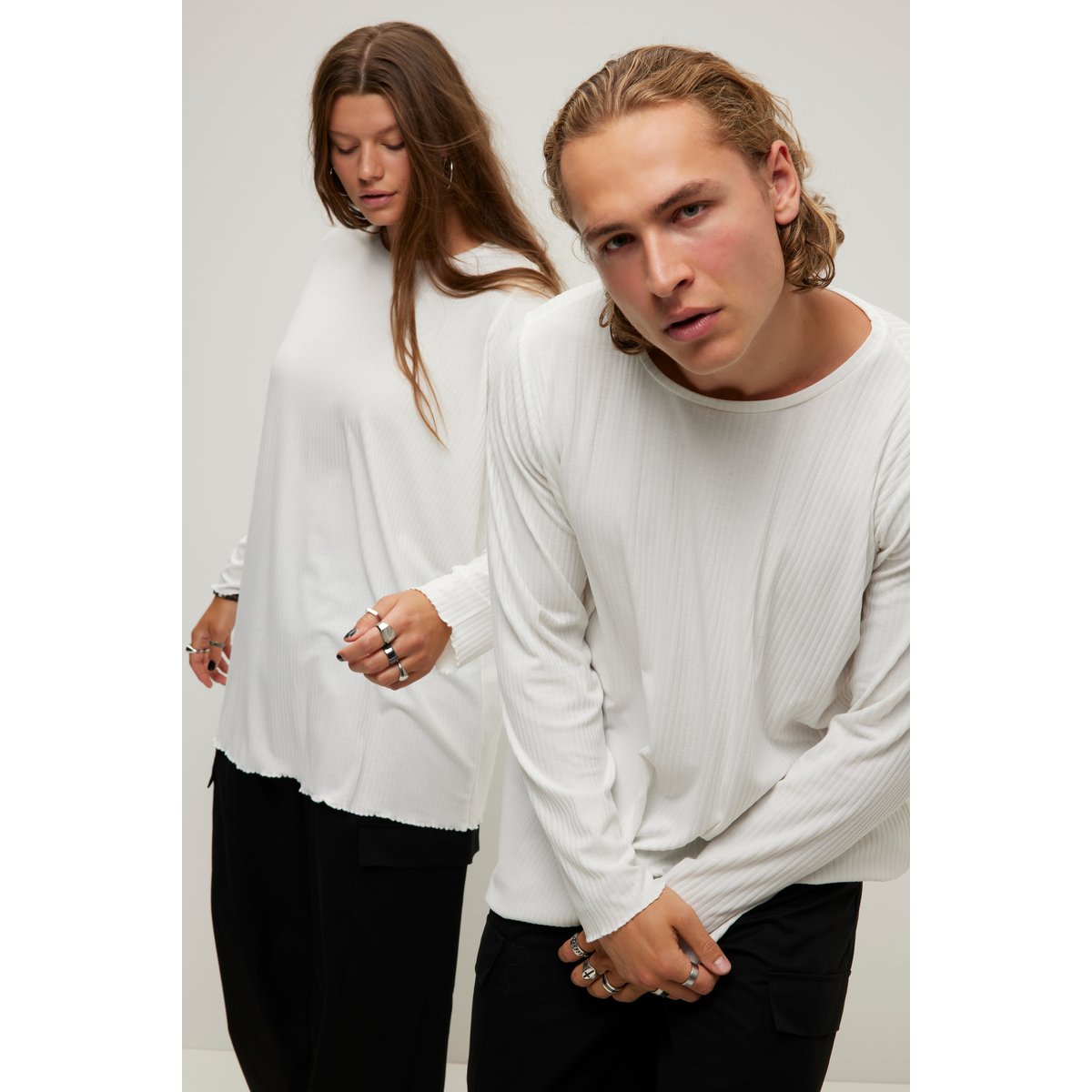 T-shirt long à col rond et manches courtes. blanc cassé, STUDIO UNTOLD