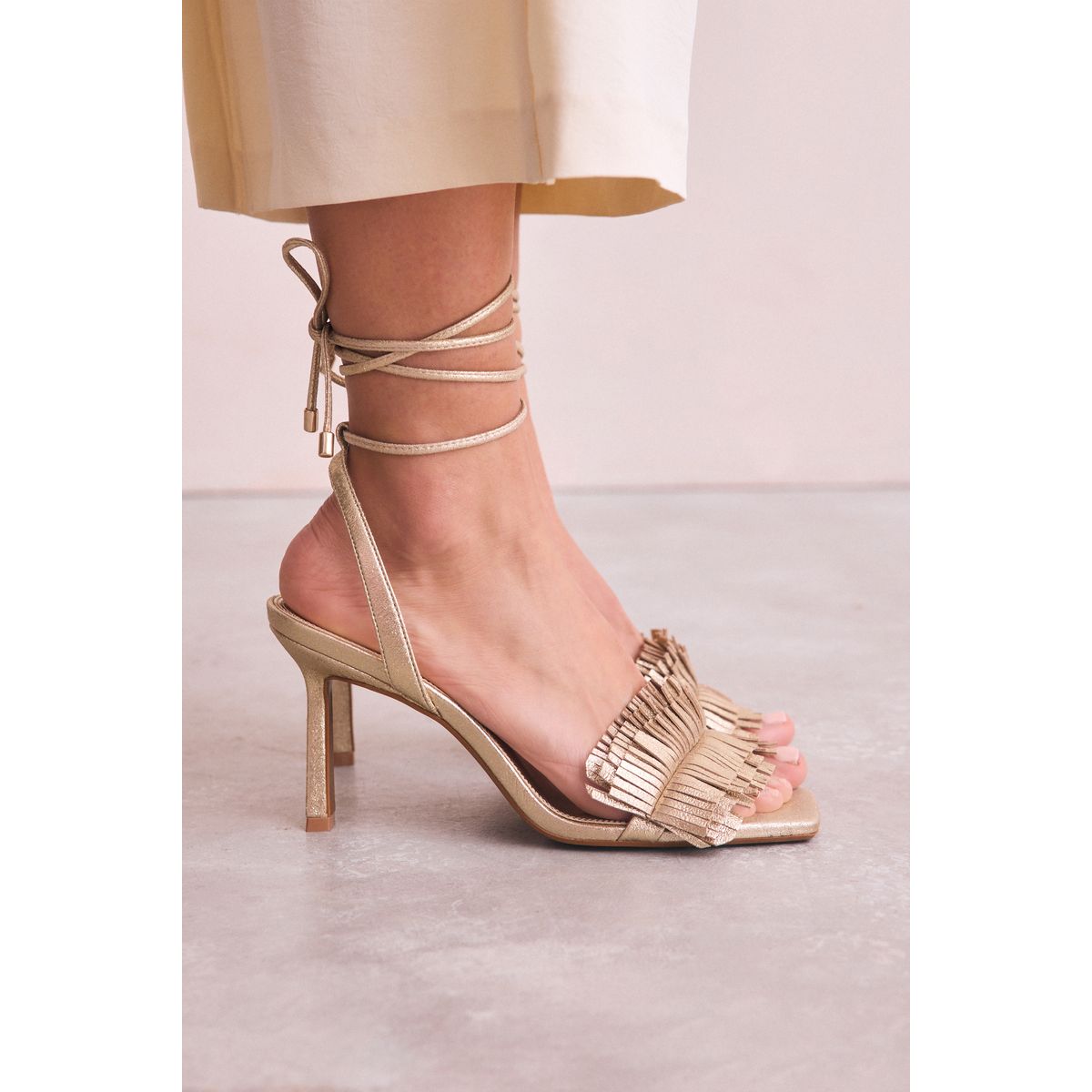 Sandales à nouer avec talons doré, NEXT
