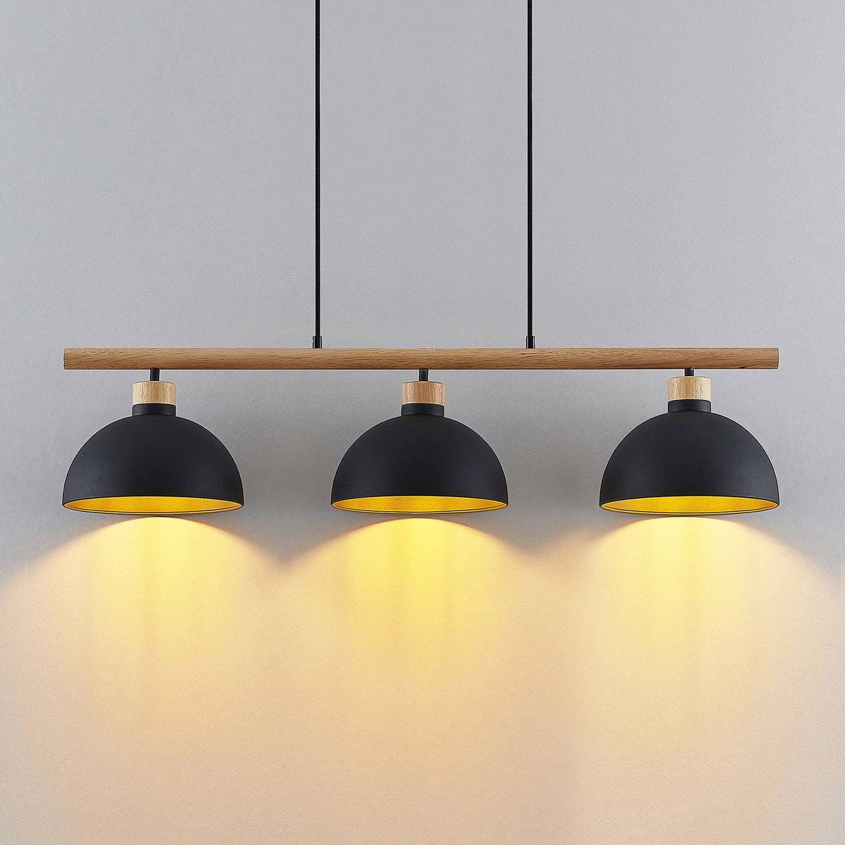 Suspension en métal vintage, Tirzana noir, or, bois clair, LINDBY