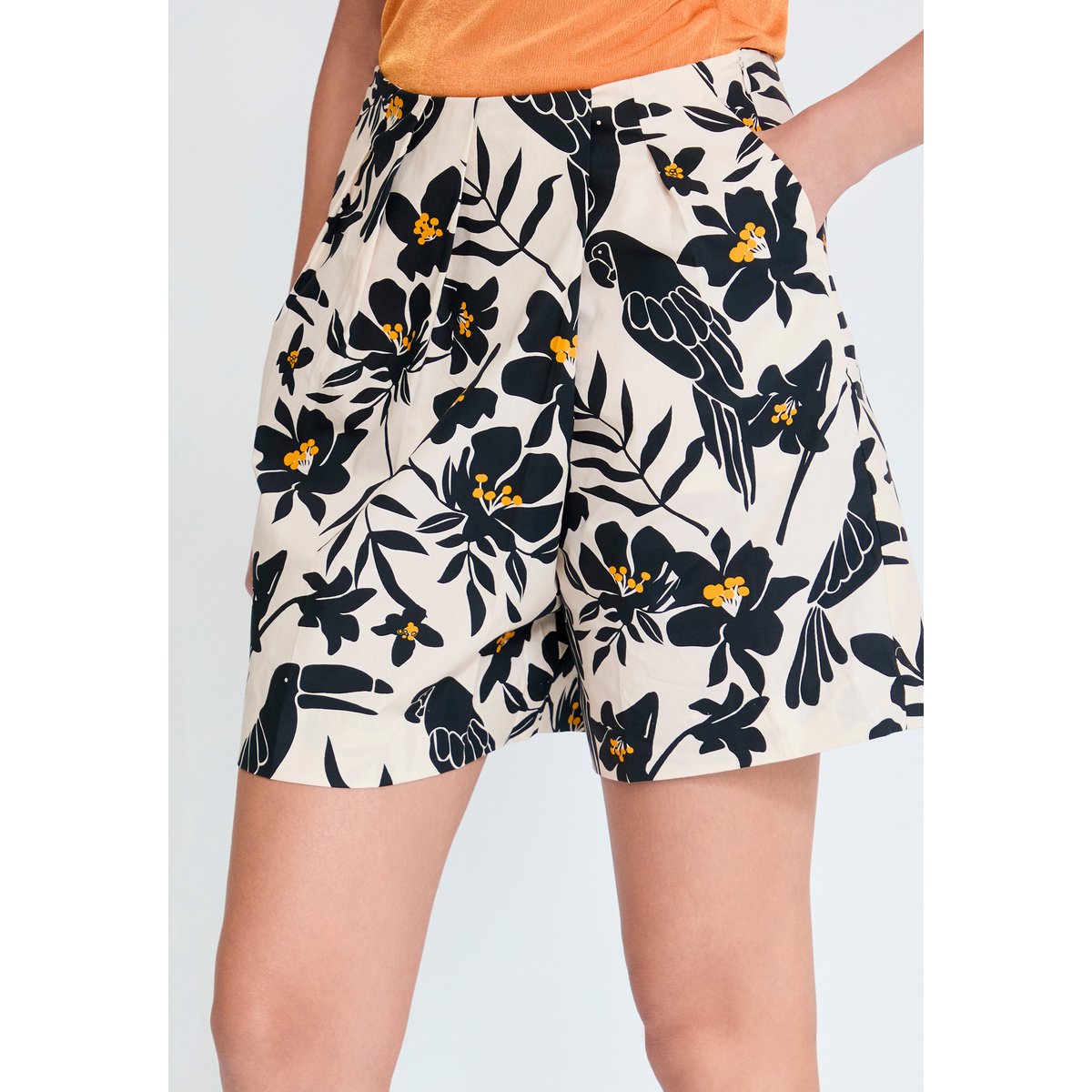 Short imprimé tropical avec toucans et fleurs en coton ecru, LOLA CASADEMUNT