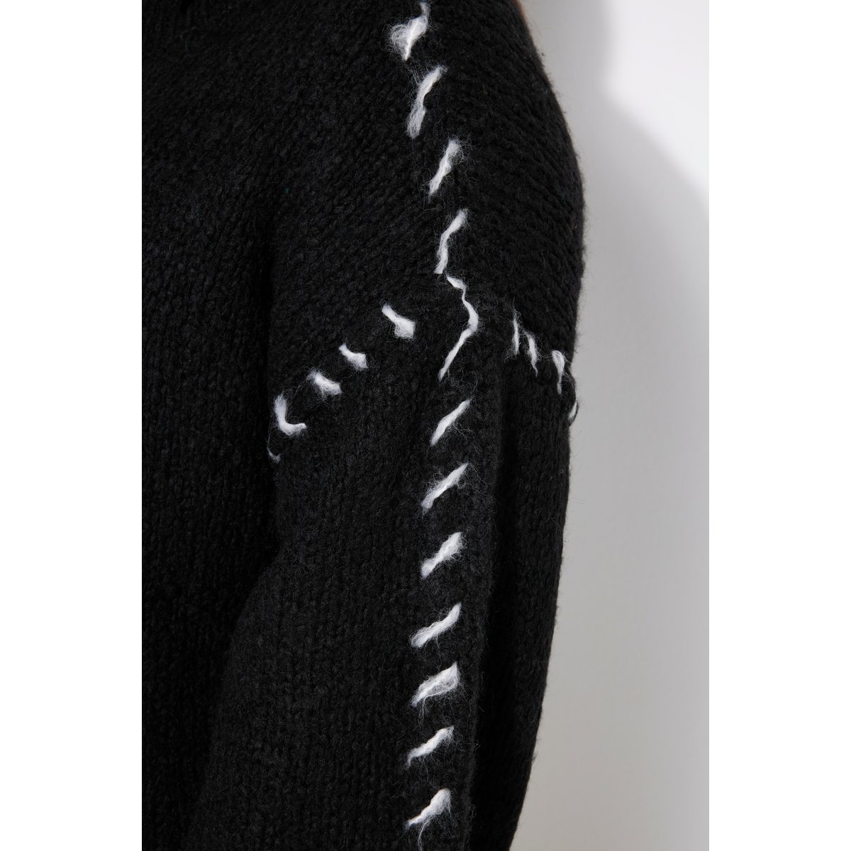 Pull oversize. Manches longues et coutures noir, STUDIO UNTOLD