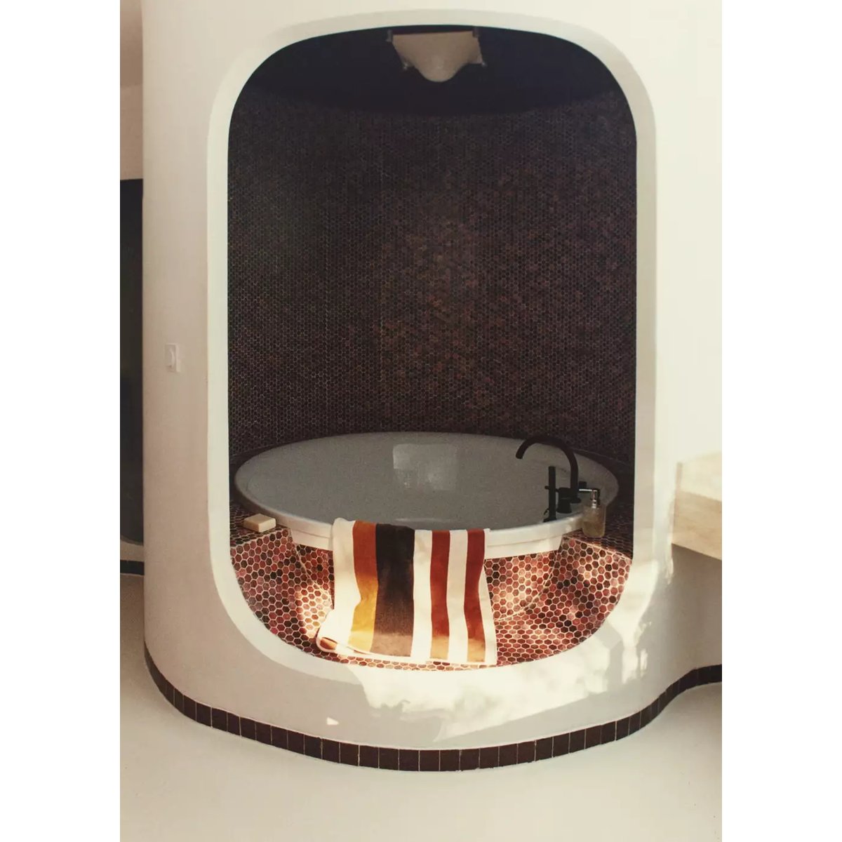 Drap de bain à rayures en coton velours tabac, MANGO HOME