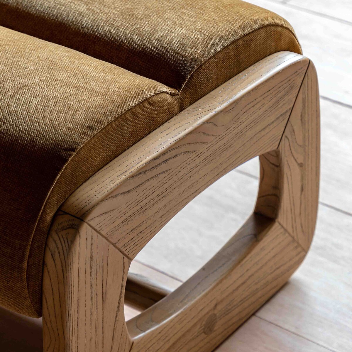 Marzo Velvet Chenille Sculptural Footstool golden, ÉDITÉ
