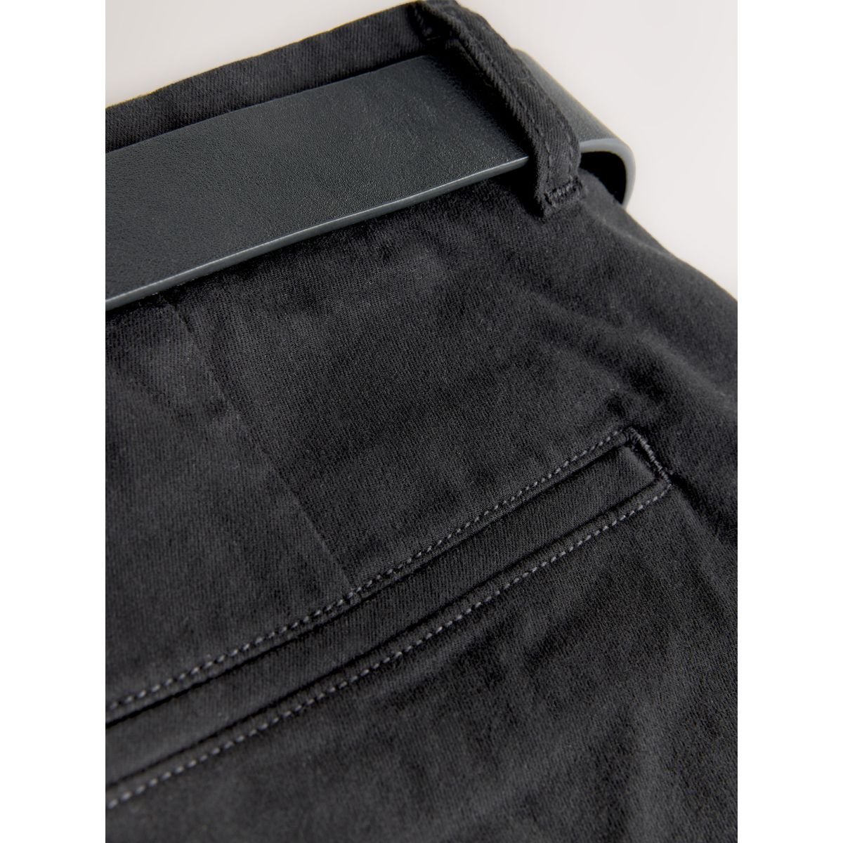 Pantalon chino motionflex avec ceinture noir, NEXT