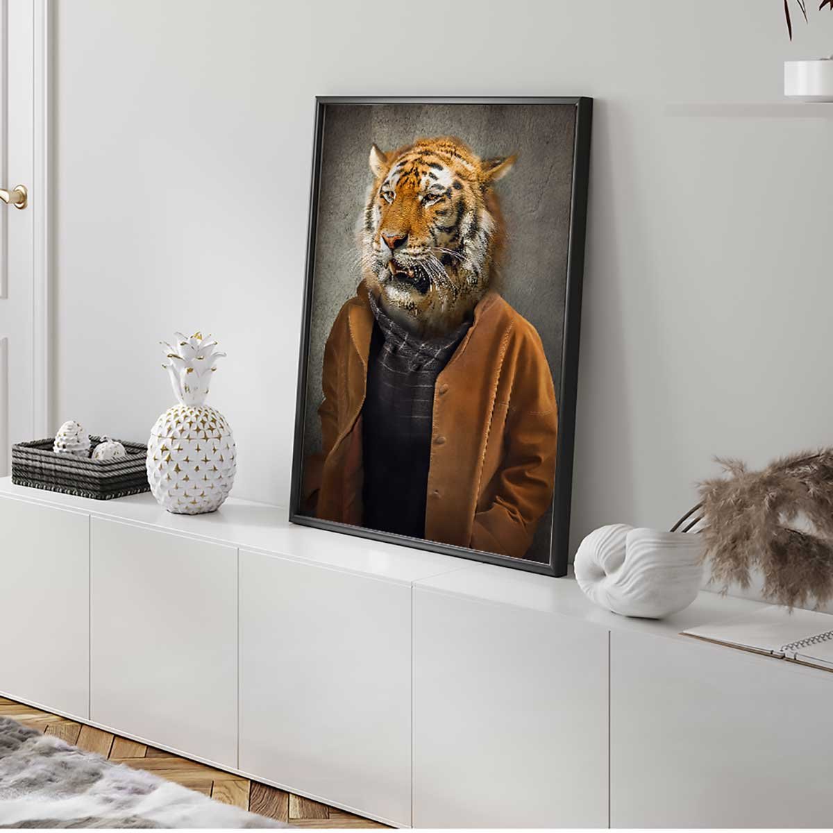 Affiche encadrée tigre majestueux en tenue élégante affiche + cadre en métal - noir, HEXOA