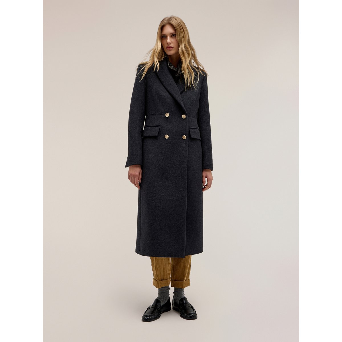 Manteau croisé gris, MOTIVI