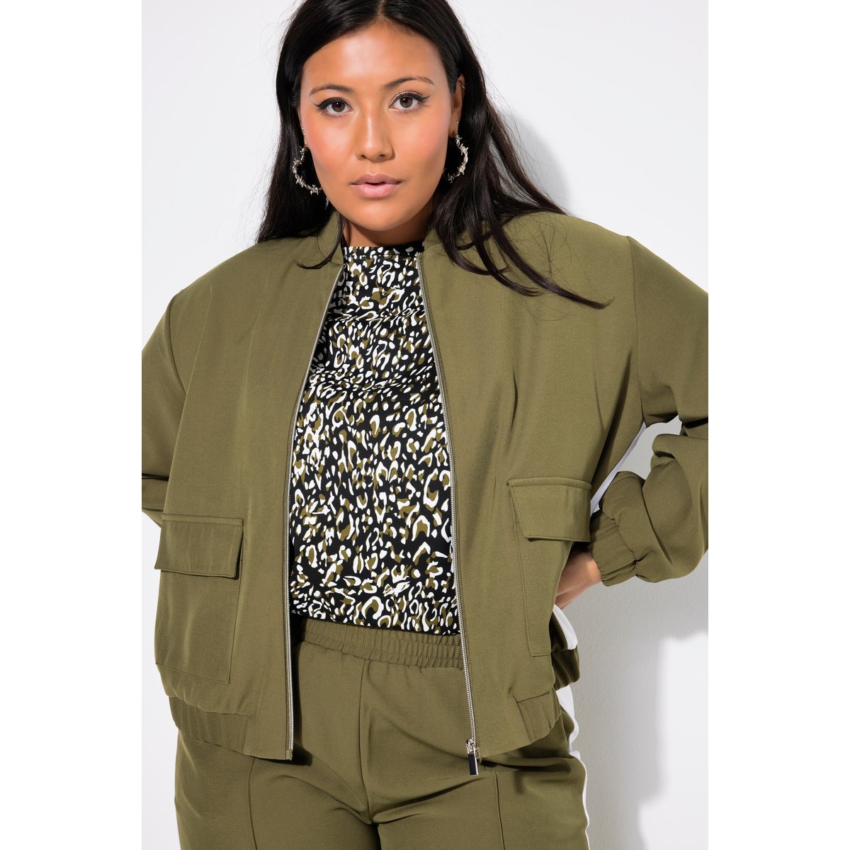 Blouson court. Manches longues et amples. olive foncé, STUDIO UNTOLD
