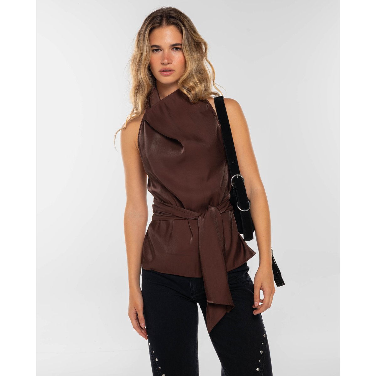 Top halter à sequins noirs avec lien au cou et dos ouvert noir, THE-ARE