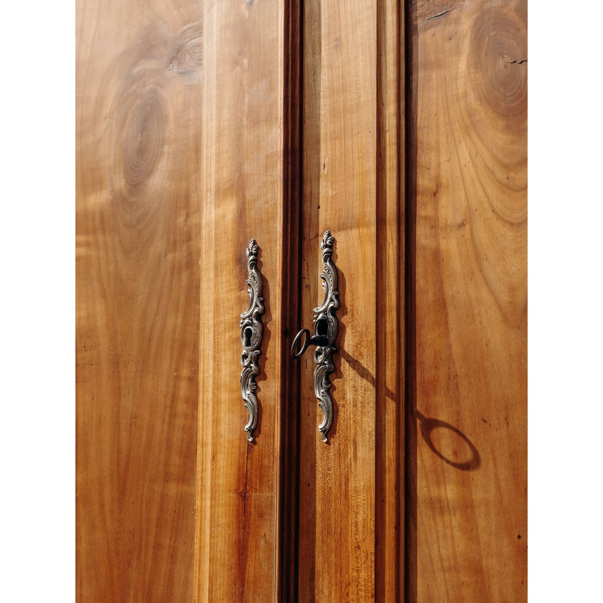 Armoire normande en merisier massif Blandine N°480 - Bon état bois clair, DEBONGOUT