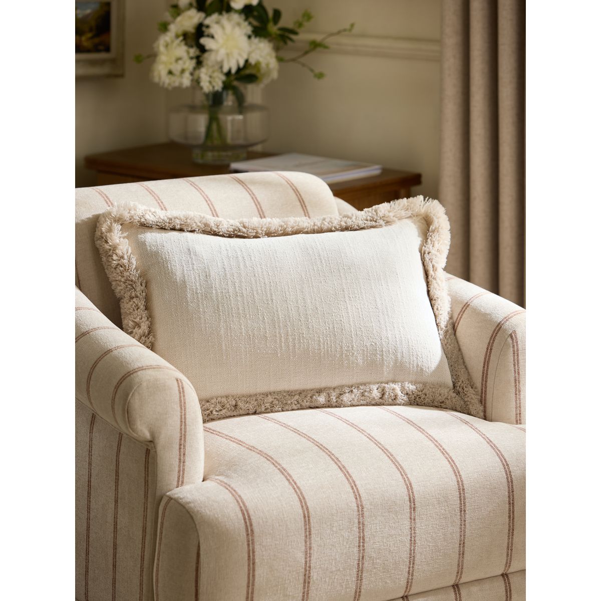 Coussin en chenille et velours à franges naturel moyen, NEXT