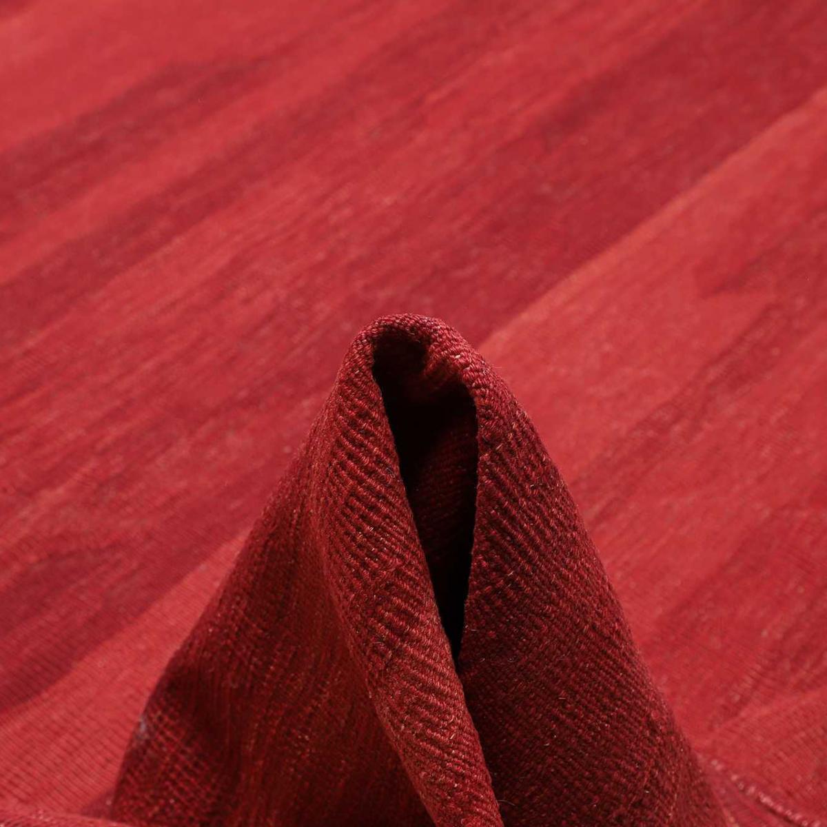 Tapis kilim au motif abstrait, tissé plat artisanal en laine rouge, bordeaux, UN AMOUR DE TAPIS