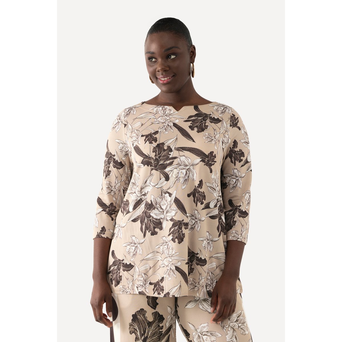 T-shirt slinky au tombé fluide. Encolure beige, ULLA POPKEN