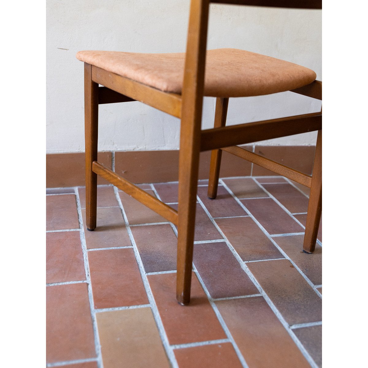 Paire de chaises au tissu corail Alma N°1794 - Bon état marron, DEBONGOUT