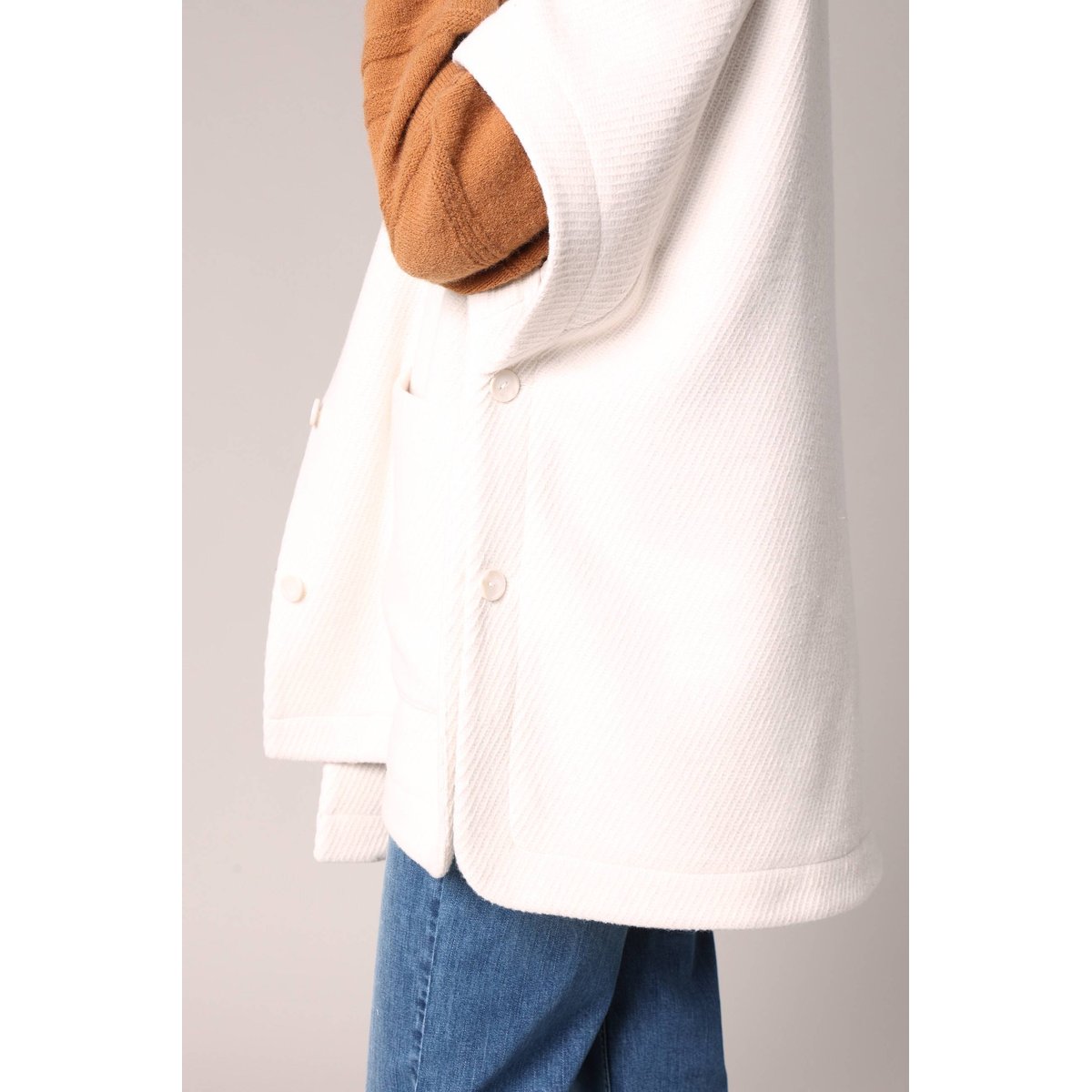 Cape ample en tissu texturé MAWIRA crème, DEELUXE