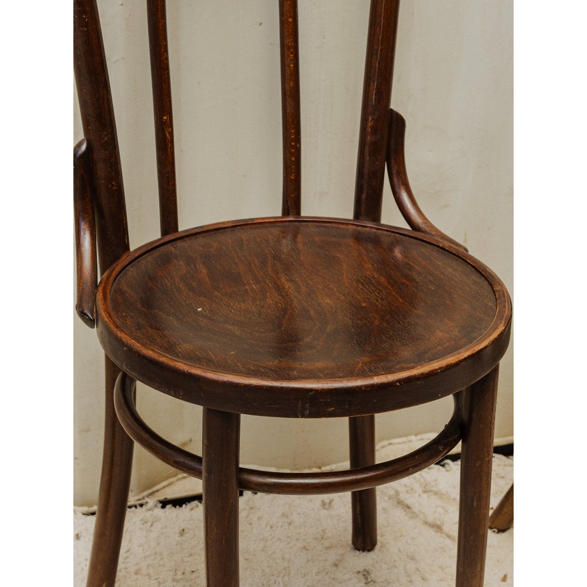 Lot de 4 chaises bistro en bois Claude N°1372 - Bon état bois foncé, DEBONGOUT