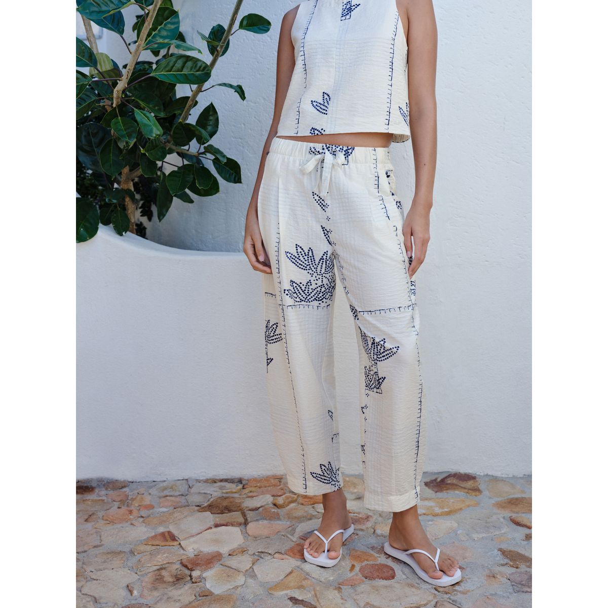 Pantalon barrel avec lin imprimé palmier écru/marine, NEXT