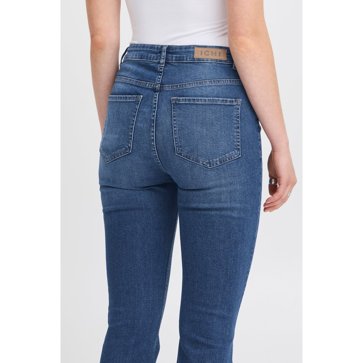 Jeans cinq poches, coupe droite évasée en bas bleu medium blue, ICHI