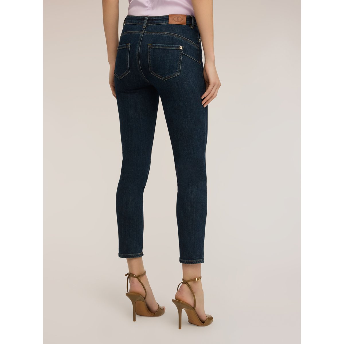 Jean skinny push-up Gisele bleu, MOTIVI