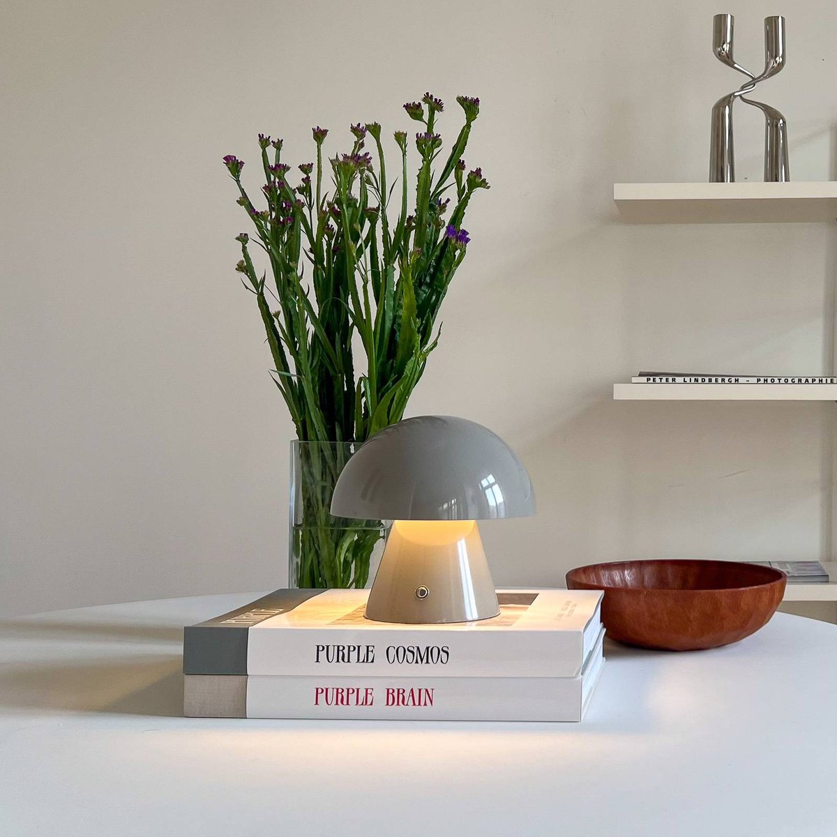 Lampe à poser en métal jeunesLED, Nevijo gris, LINDBY