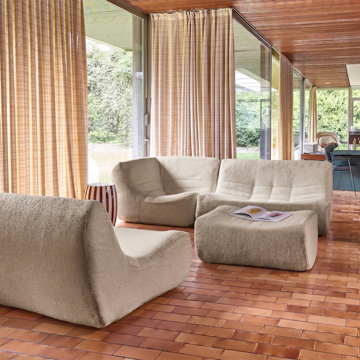 Canapé d'angle compressé modulable 5 places avec repose pied bouclette texturée SOKOL beige, SWEEEK