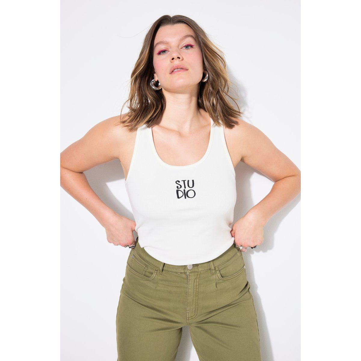 T-shirt côtelé, coupe Slim Basic, broderie blanc cassé, STUDIO UNTOLD