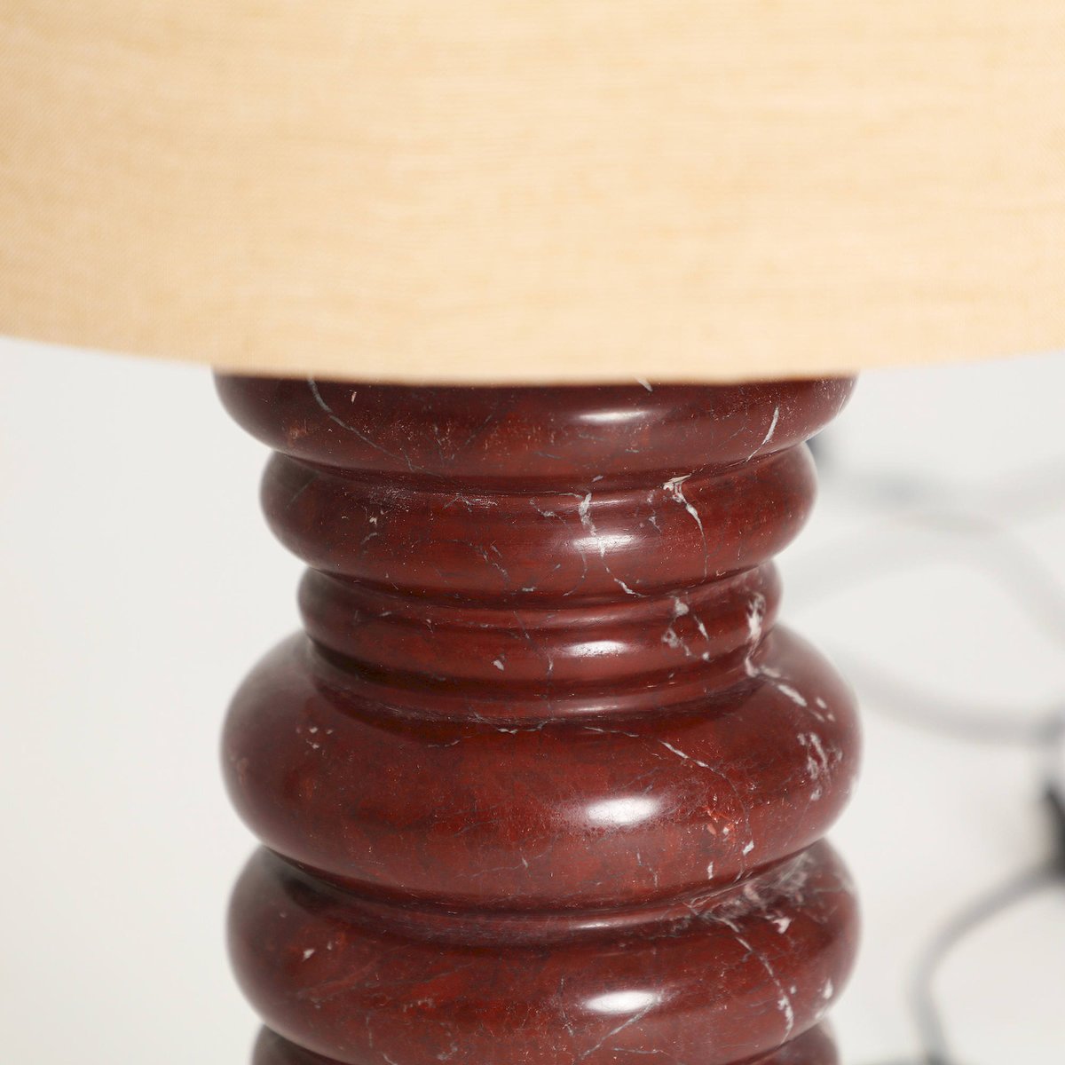 Lampe à poser en marbre VACIO bordeaux veiné et beige, RECOLLECTION