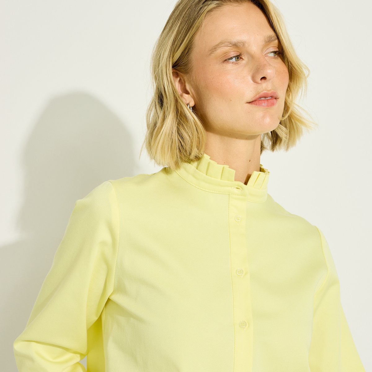 Chemise unie col montant volanté jaune, GRAIN DE MALICE