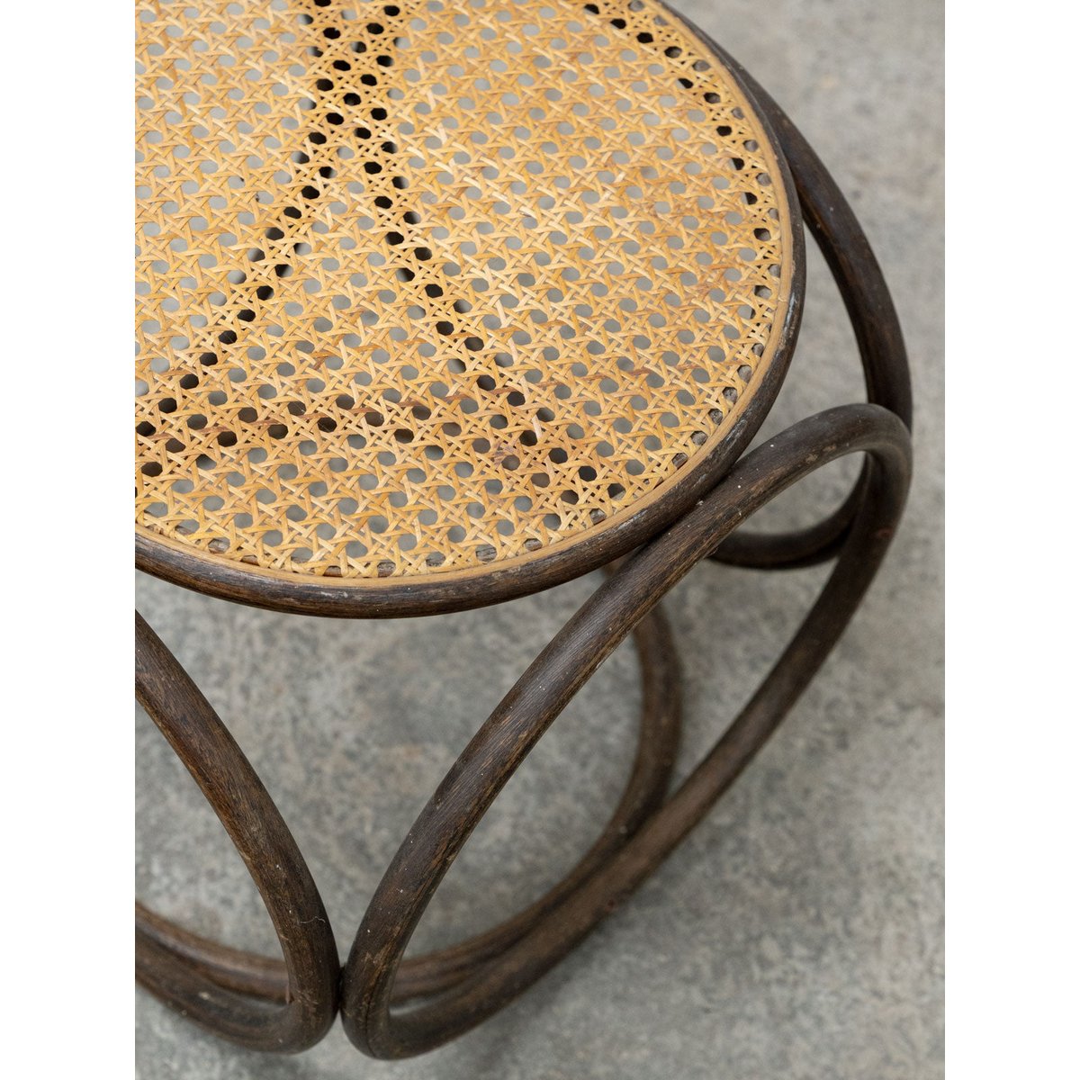 Table d'appoint en bois et cannage Francine N°1060 - Bon état bois foncé, DEBONGOUT