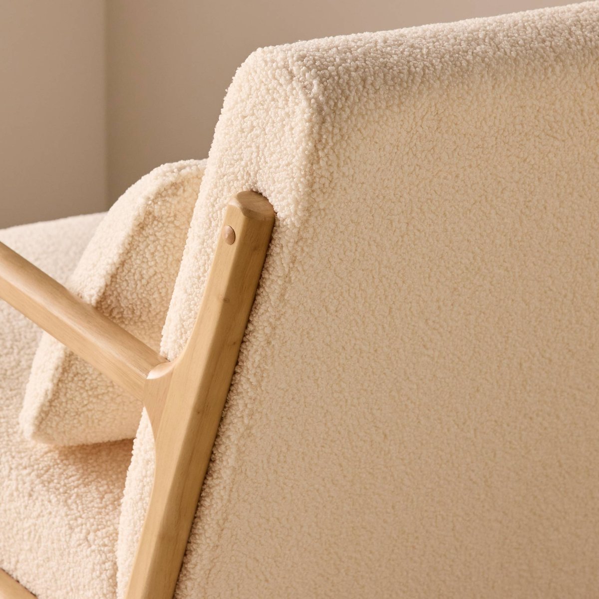 Rocking chair scandinave bois d'hévéa et bouclette LORENS crème, SWEEEK