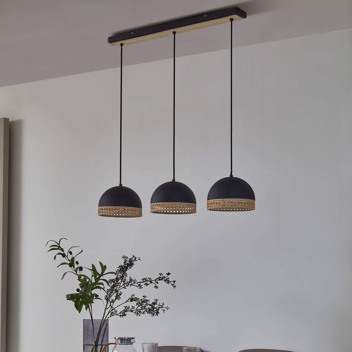 Suspension en métal vintage, Lonnaris noir, rotin naturel, LINDBY