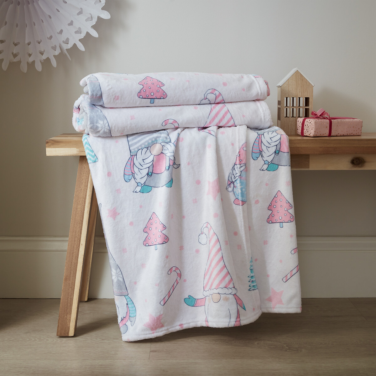 Christmas Festive Gnomes Throw pink, CATHERINE LANSFIELD