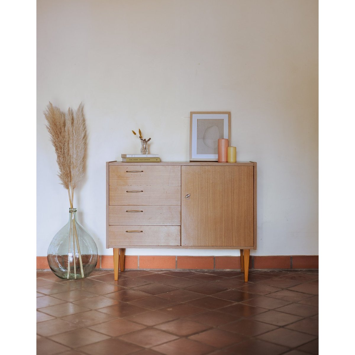 Commode scandinave aux poignées en métal doré Olga N°687 - Bon état bois clair, DEBONGOUT