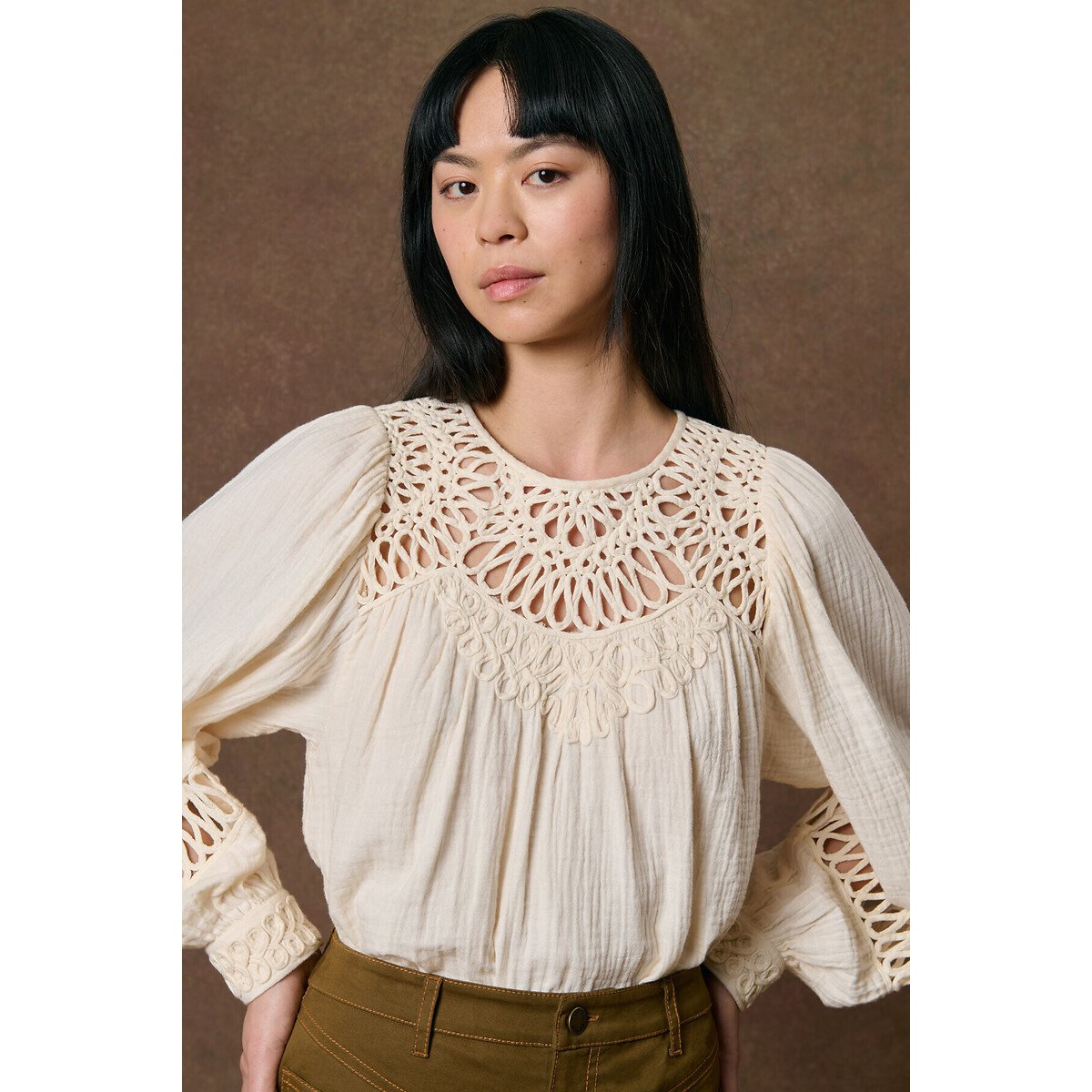Blouse col rond à broderies ajourées, RIYA crème, LOUISE MISHA