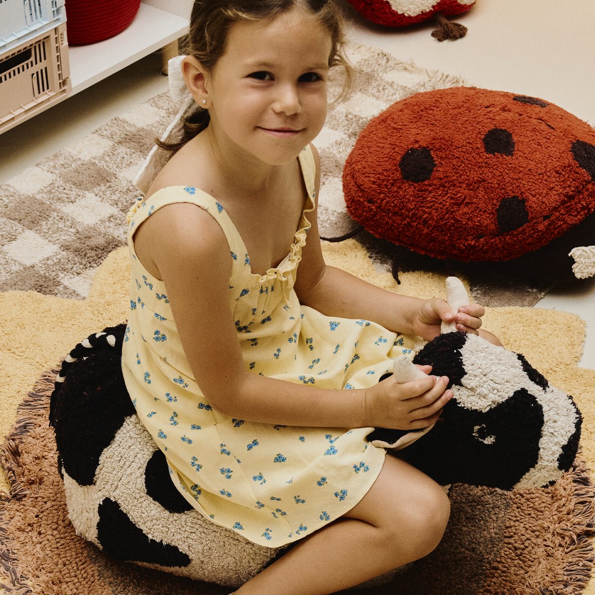 Pouf en coton Vache Lola PETALS & PALS naturel, grain de café, noir, rose, LORENA CANALS