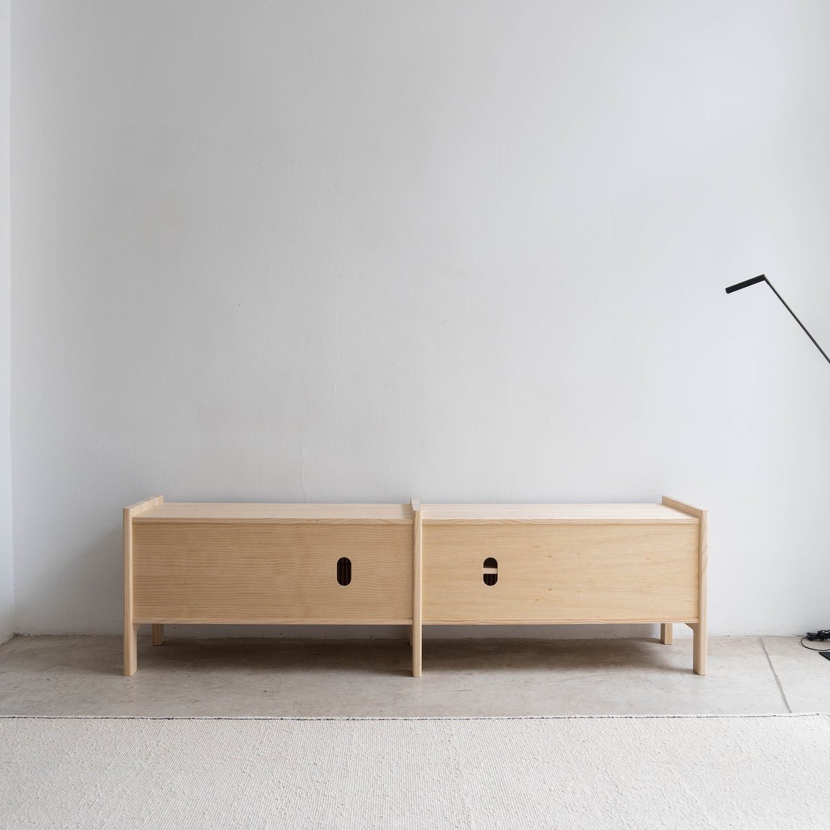 Meuble TV en pin massif verni MENDIA MOYEN bois clair, NAAN FURNITURE