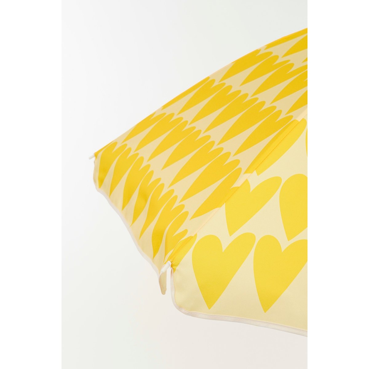 Parasol de plage à imprimé cœur HEART jaune, MICA DECORATIONS