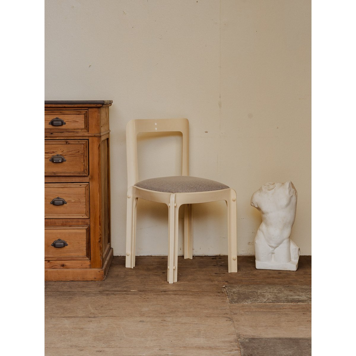 Chaise en plastique écru et tissu gris Alma N°1588 - Bon état ecru, DEBONGOUT