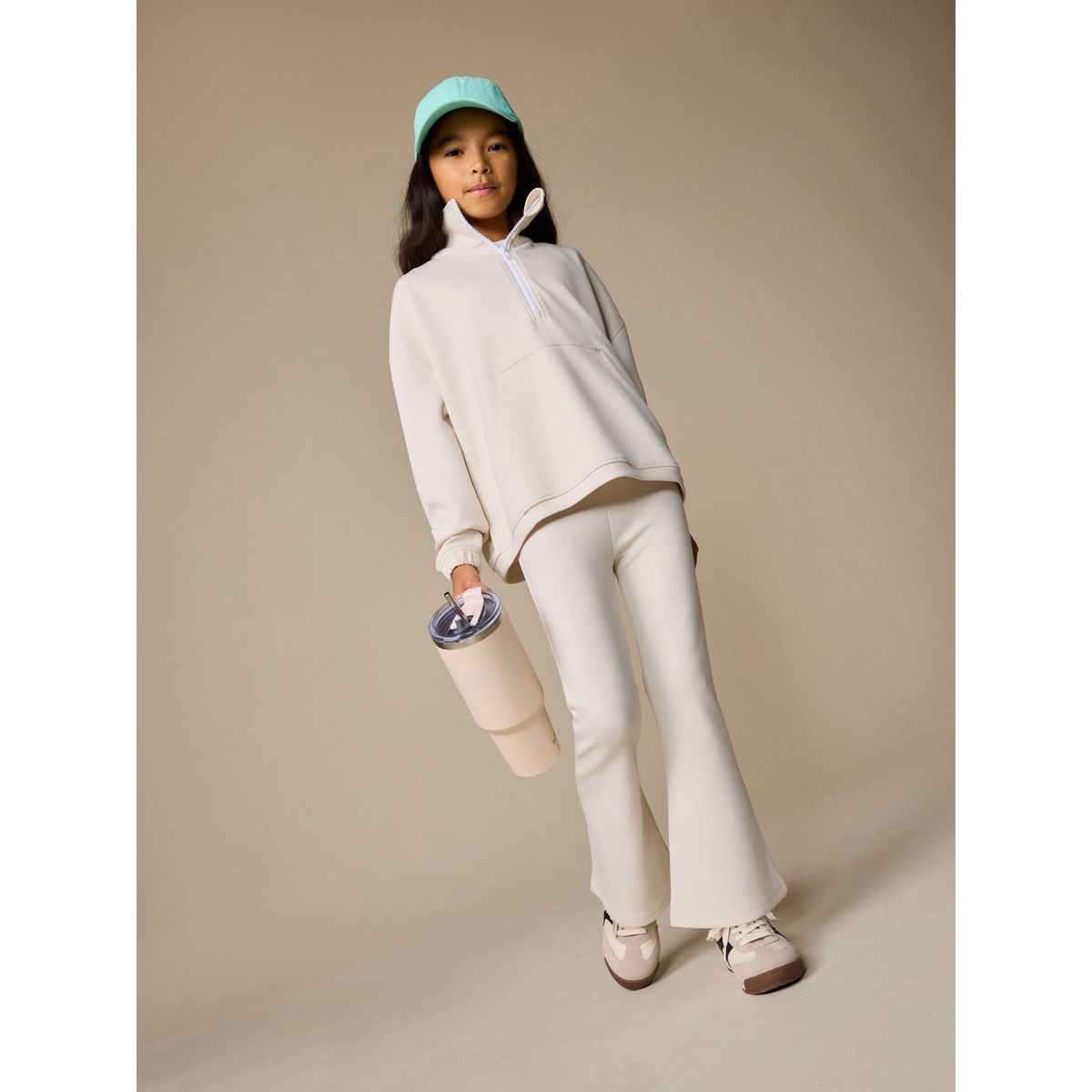 Ensemble haut à col zippé et pantalon évasé crème/naturel, NEXT